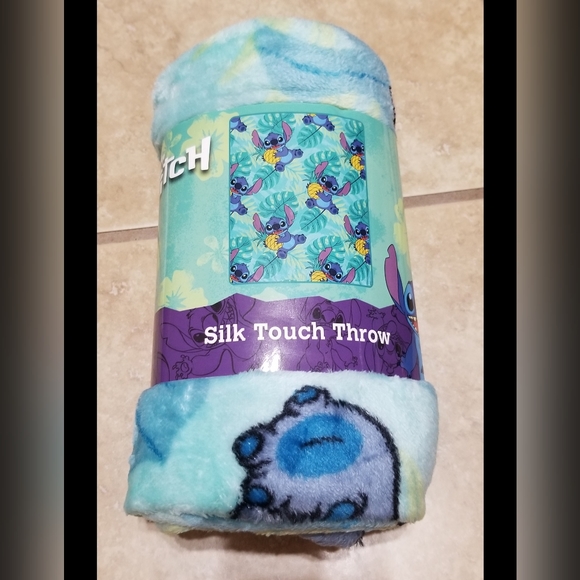 Disney Stitch with Pineapples 40 x 50 Inch Silk Touch Throw Blanket - Picture 1 of 2